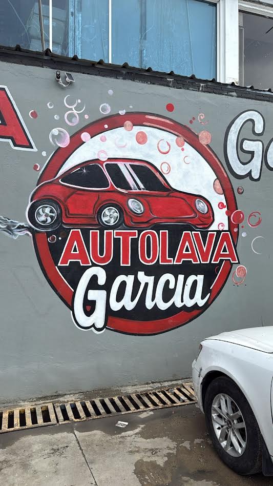 Mural circular Auto Lava Garcia en la fachada del lavadero